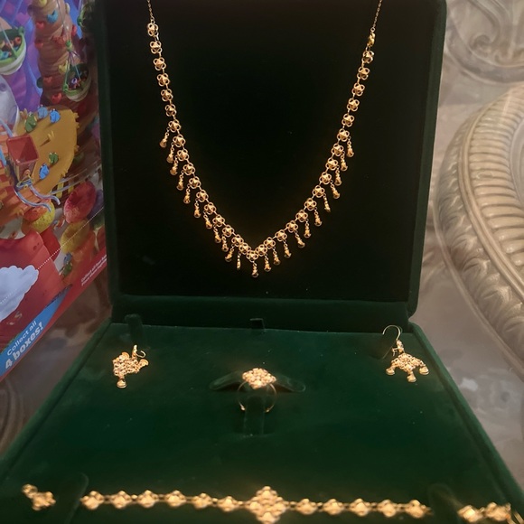 Elegant Gold Necklace - Picture 7 of 8